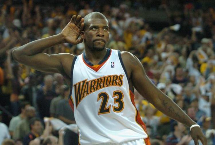 穿23号篮球服的是谁「NBA打篮球身穿23号球衣的人是谁乔丹领衔詹姆斯紧随其后」