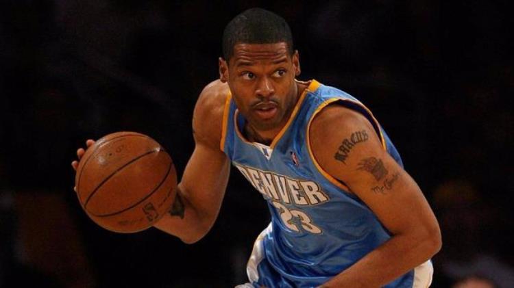 穿23号篮球服的是谁「NBA打篮球身穿23号球衣的人是谁乔丹领衔詹姆斯紧随其后」