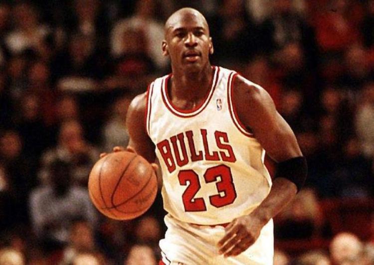 穿23号篮球服的是谁「NBA打篮球身穿23号球衣的人是谁乔丹领衔詹姆斯紧随其后」