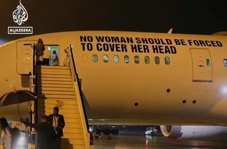 巴西世界杯球星抵达澳大利亚飞机侧面画着令人难以置信的抗议图案
