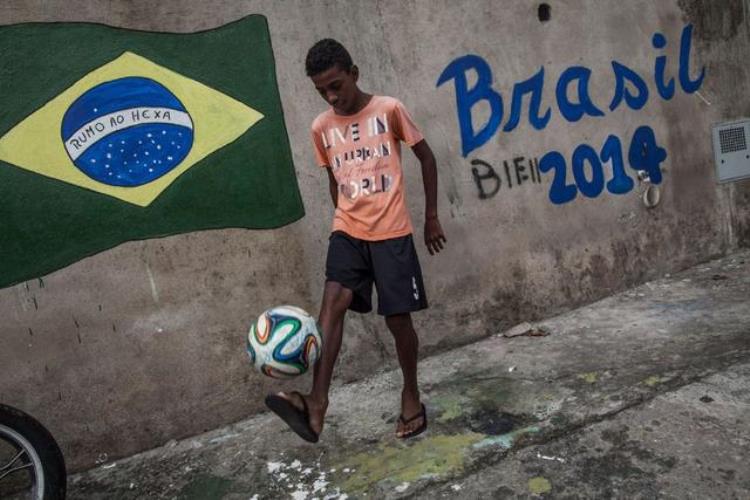 巴西球员吃金箔牛排招骂为啥上千万人饿肚子的国家足球这么强