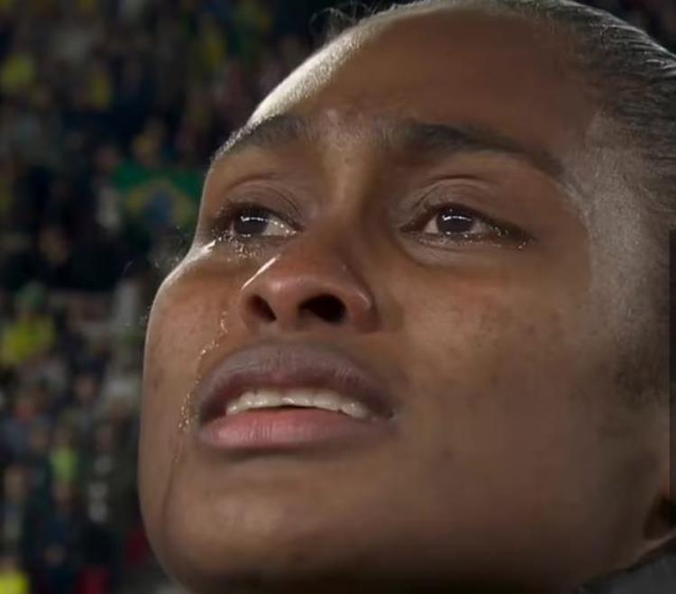 为什么巴拿马球员在世界杯揭幕战对阵巴西队之前唱国歌时泪流满面