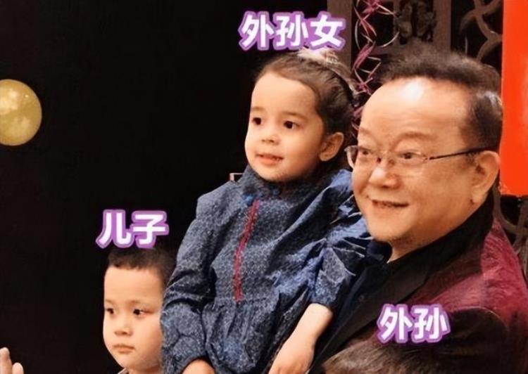 74岁王刚陪15岁儿子看球穿千元T恤脸跟脖子一样宽曾被传去世