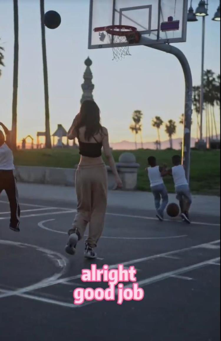 NBA最美主播周玲安近照曝光现身洛杉矶玩转街头篮球大秀身材