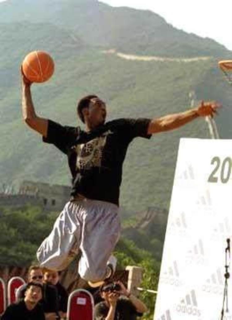 NBA球星登中国长城的照片科比表演扣篮年轻库里秀运球
