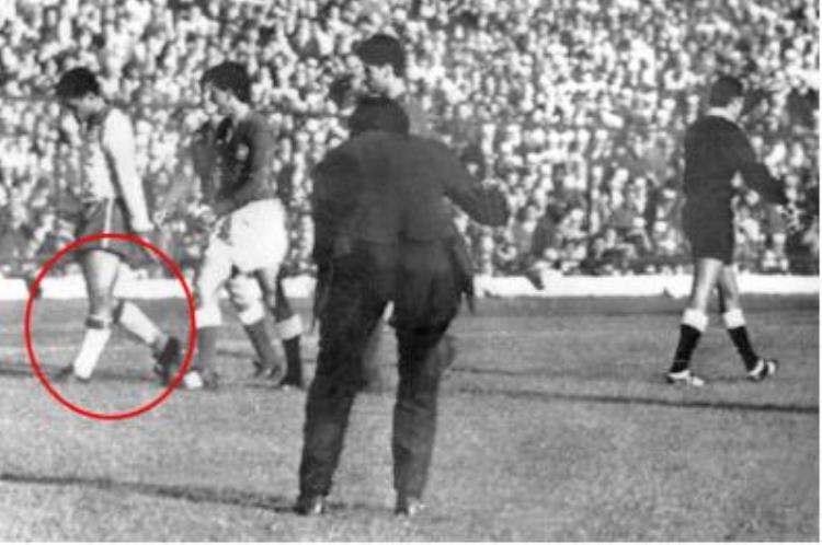 职业足球历史上最不职业的球员长短腿小鸟加林查
