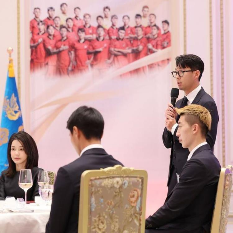 韩国总统设国宴为国足接风孙兴慜给总统戴袖标美貌夫人敬酒孙哥