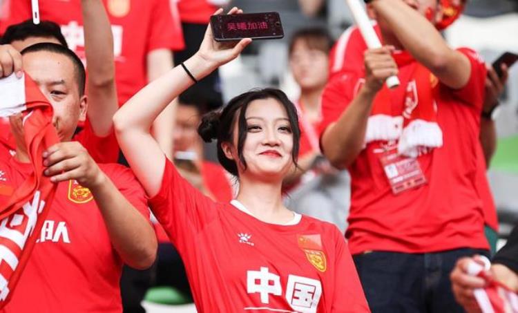 一场无悬念的小组赛拿下第一收视率足球依然是中国第一大运动
