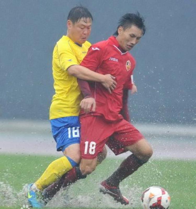 绰号猎豹,保持中国联赛最高龄出场记录四川足球旗帜