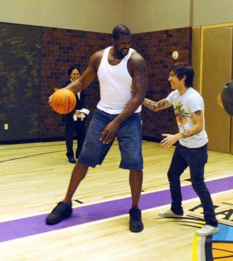 有一种腿叫NBA球员的腿詹姆斯大腿粗如水桶麦迪小腿比女孩细