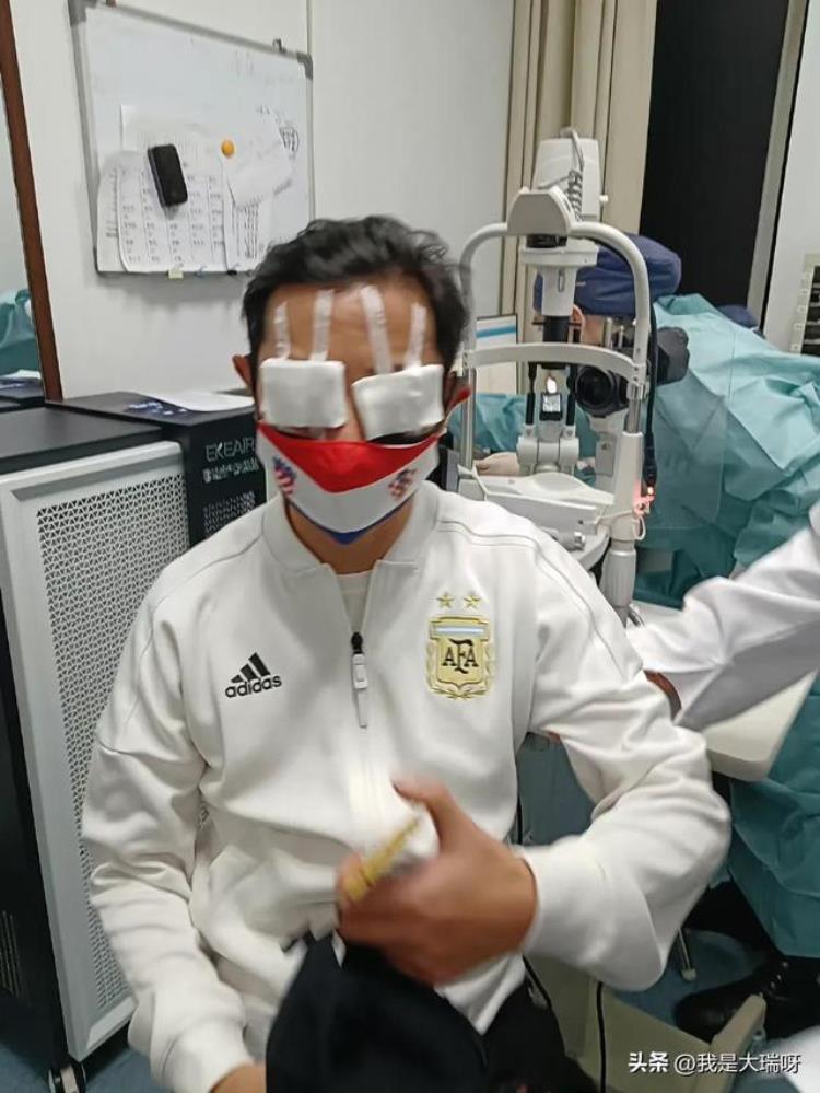 歌手罗中旭踢球眼睛受伤紧急住院疑似视网膜脱落几乎看不清