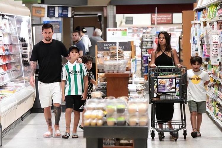 梅西一家穿着拖鞋逛超市引热议36岁球星被美国球迷强吻不生气