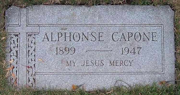 坏事做尽的阿尔卡彭其大脑最终被梅毒侵蚀智商停留在12岁