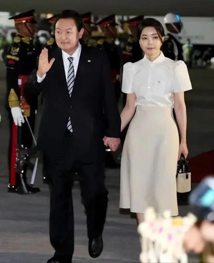 俊男靓女韩国总统设国宴接风国足帅哥曹圭成搂美貌第一夫人自拍