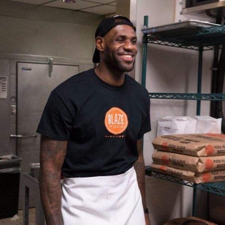 NBA球星也干兼职真赚钱詹姆斯当外卖小哥亲自送披萨