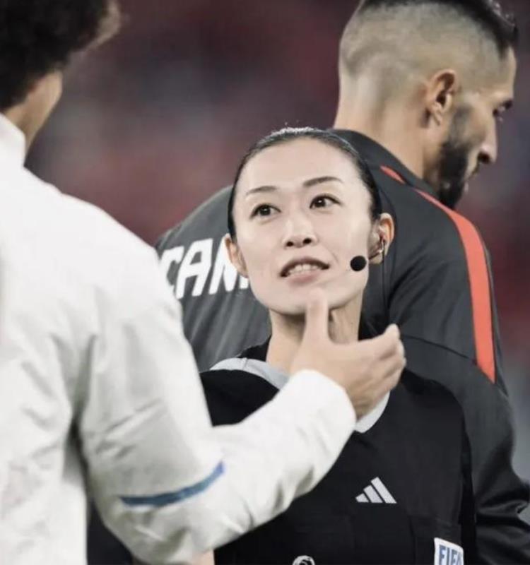 6位女裁判闪耀世界杯法国铁娘子改写历史日本美人白皙优雅