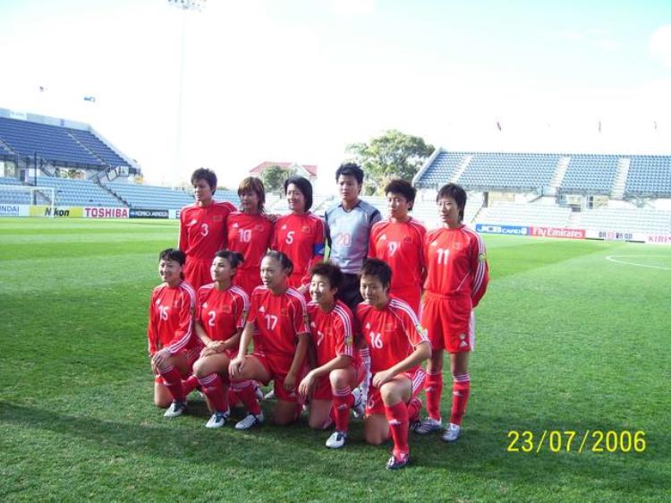 这位奔四张的男球迷和中国女足有一段跨越17年的故事