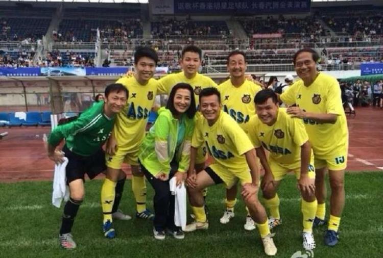 6位港星到成都踢球赛个个大腹便便发福明显75岁TVB女星同行