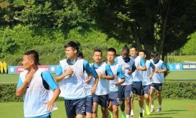 中国男足饮食惨遭曝光白斩鸡身材怪不得进不了世界杯