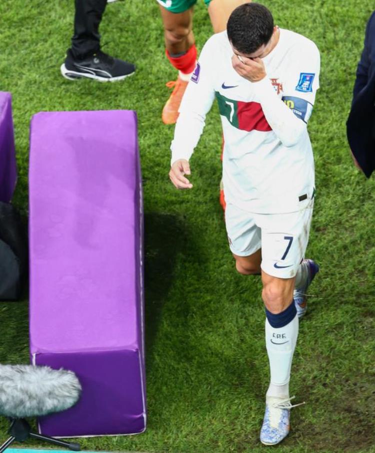诸神黄昏37岁C罗告别世界杯捂脸痛哭泪流满面第1个走进球员通道