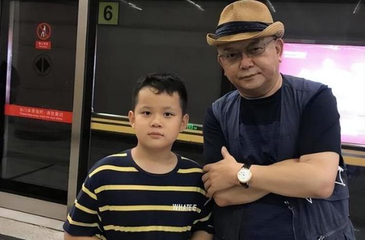 74岁王刚陪15岁儿子看球穿千元T恤脸跟脖子一样宽曾被传去世