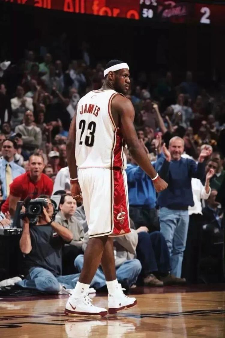 庆祝勒布朗詹姆斯成NBA历史得分王同款潮鞋得物免费抽
