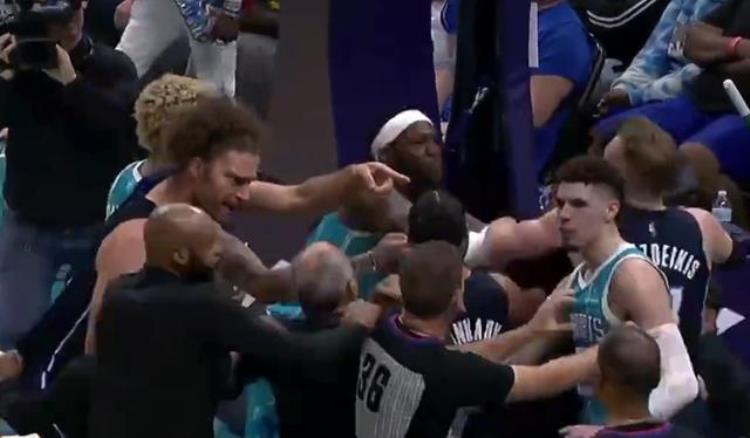 NBA大规模群殴哈雷尔推人打架混战小洛拉偏架骂人3人被驱逐