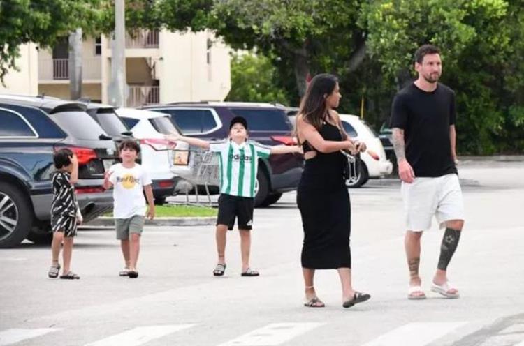 梅西一家穿着拖鞋逛超市引热议36岁球星被美国球迷强吻不生气