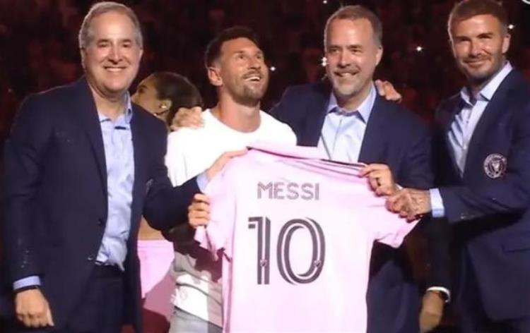 梅西在大雨中正式亮相迈阿密国际贝克汉姆现场迎接网友梅老板的粉色球衣好可爱