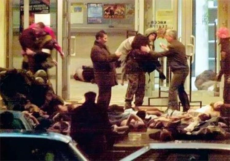 02年俄罗斯反恐事件普京拒绝妥协一次行动误杀数百名人质