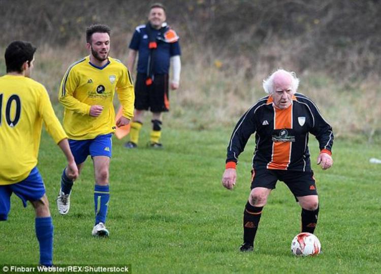 这位英国81岁大爷又进球了癌症和包夹防守都被他甩在身后