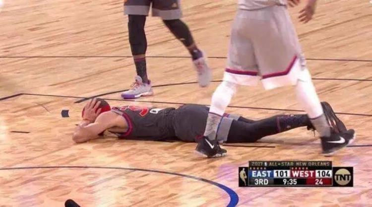 NBA花式倒地姿势科比赛场翻跟头伯德摔倒也要摆个装X姿势