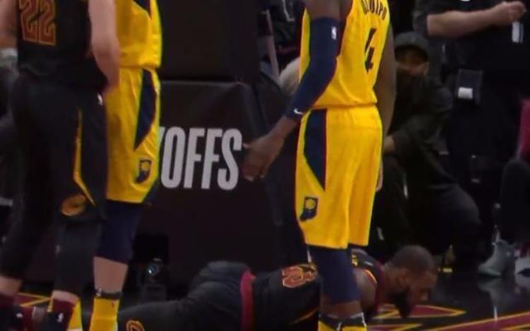 NBA花式倒地姿势科比赛场翻跟头伯德摔倒也要摆个装X姿势