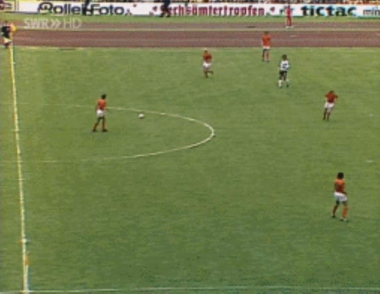 克鲁伊夫唯一一次世界杯凭两个镜头他带着荷兰惊艳了世界