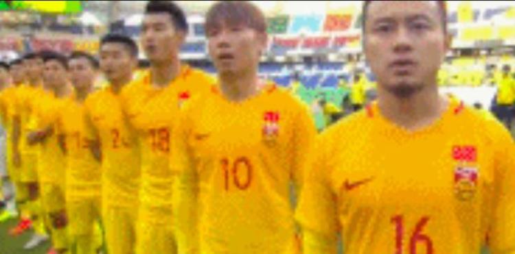 争议抗韩英雄于大宝率国足全队高唱国歌中国香港全队沉默闭嘴