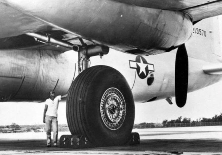 美国B36轰炸机有多大可以看看它的轮胎