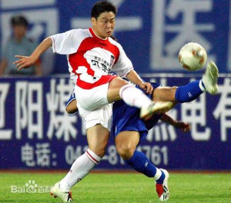 绰号猎豹,保持中国联赛最高龄出场记录四川足球旗帜