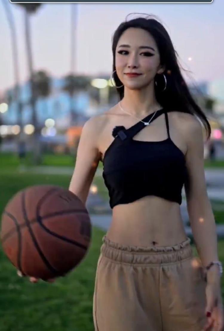 NBA最美主播周玲安近照曝光现身洛杉矶玩转街头篮球大秀身材
