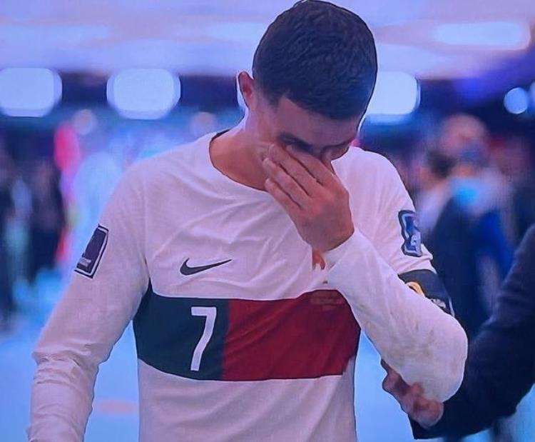 诸神黄昏37岁C罗告别世界杯捂脸痛哭泪流满面第1个走进球员通道