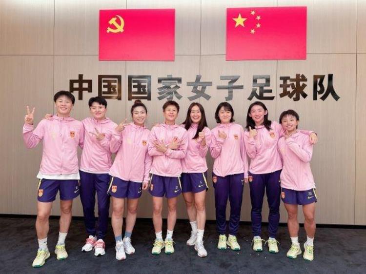 中国女足今日兵发世界杯八名国脚向长江日报发来一张合影