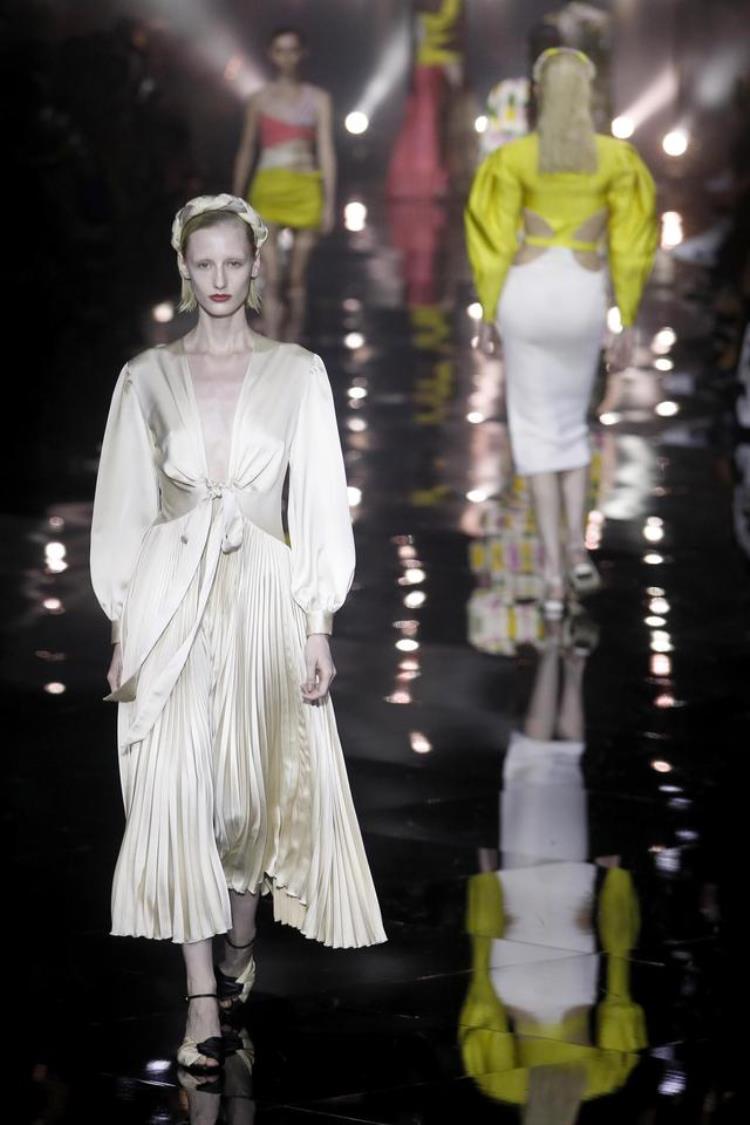 外代二线米兰女装周RobertoCavalli品牌时装秀