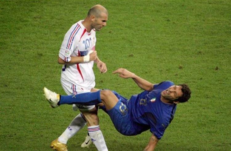 足球往事:那惊艳的头球撞翻了世界杯奖杯撞碎了谢幕演出