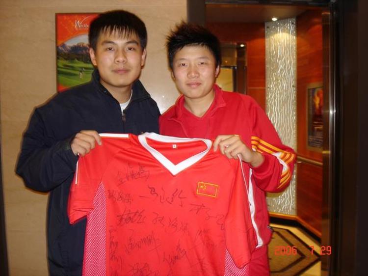 这位奔四张的男球迷和中国女足有一段跨越17年的故事