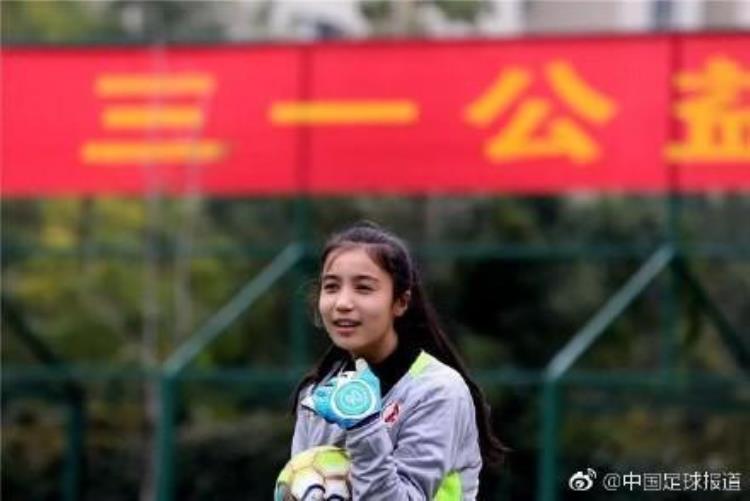 迪丽热巴踢足球了都说撞脸厄齐尔其实她跟这位女足门将才叫神似