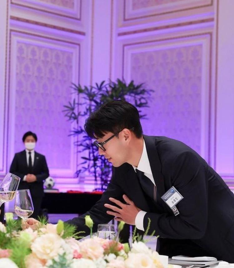 韩国总统设国宴为国足接风孙兴慜给总统戴袖标美貌夫人敬酒孙哥