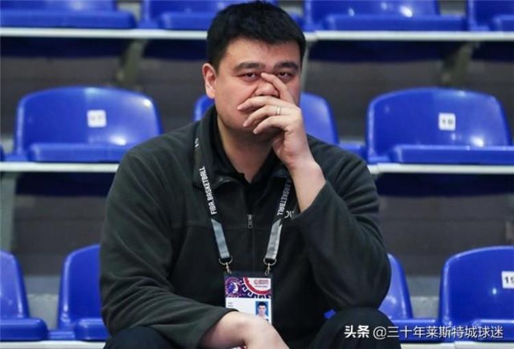姚明表情令人难过中国球迷庆祝女篮杀进奥运只有他在压抑苦笑