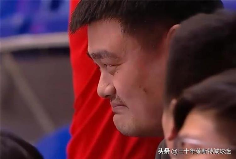 姚明表情令人难过中国球迷庆祝女篮杀进奥运只有他在压抑苦笑