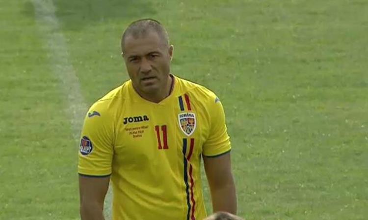 球场上的眼镜蛇罗马尼亚前锋阿德里安伊利耶