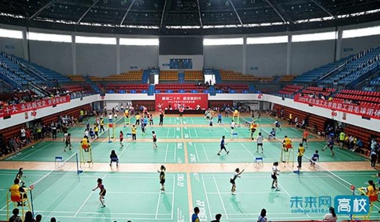 武汉理工大学举行2022年教职工羽毛球团体赛