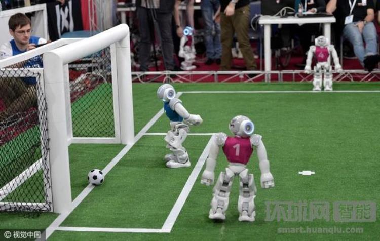 机器人世界杯赛在伊朗举行机器人与足球反差萌